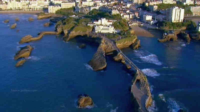 Le Rocher de la Vierge et le pont Gustave Eiffel &agrave; Biarritz