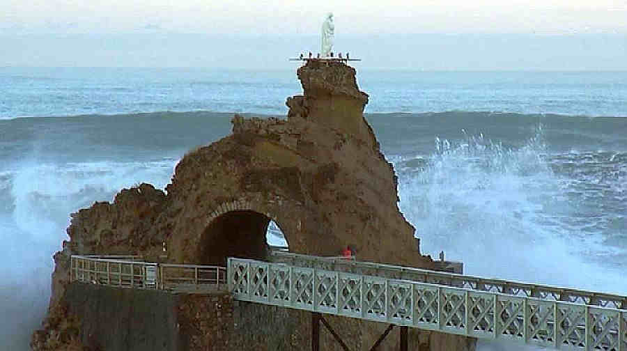 rocher de la Vierge par temp&ecirc;te, Biarritz