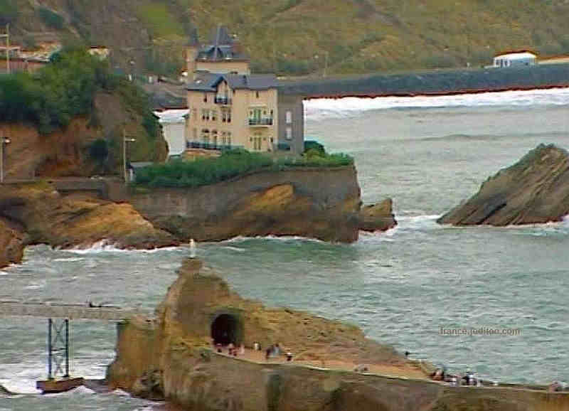 Villa  Belza  &agrave; Biarritz et  rocher de la Vierge