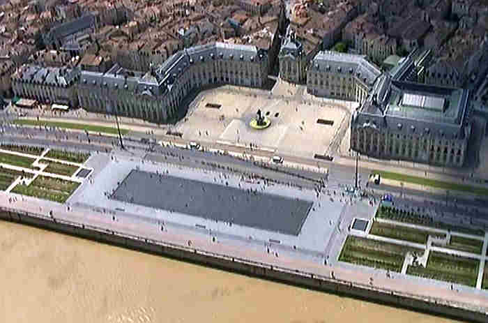 Miroir d'eau  devant la place de la Bourse &agrave; Bordeaux