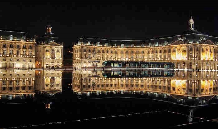Place de la Bourse avec miroir d'eau la nuit