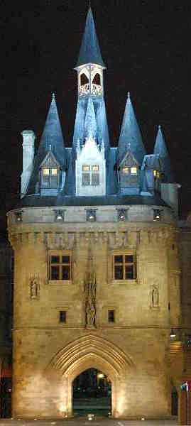 Porte Cailhau &agrave; Bordeaux, la nuit