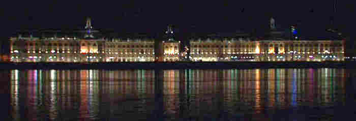 Quais de Bordeaux la nuit