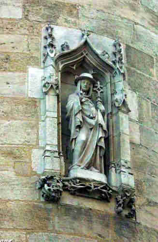 Porte Cailhau &agrave; Bordeaux, statue  du cardinal d'Epinay