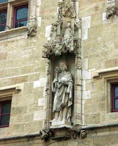 Porte Cailhau &agrave; Bordeaux, statue  du roi de France Charles VIII