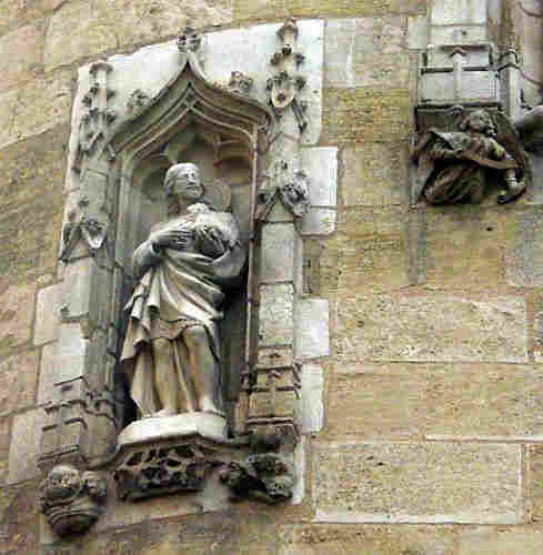 La porte Cailhau &agrave; Bordeaux , statue de St-Jean