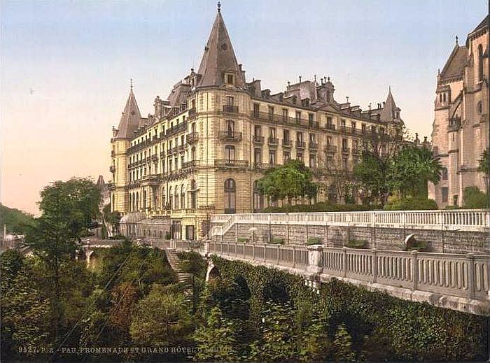 promenade du boulevard des Pyr&eacute;n&eacute;es et grand hotel Gassion