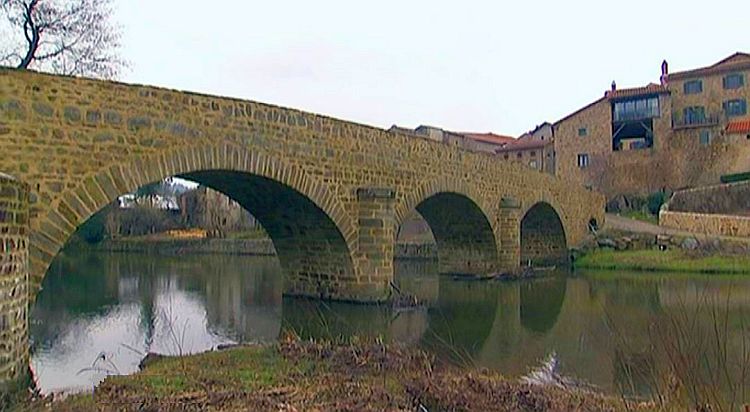Vieux pont &agrave;  Lavaudieu