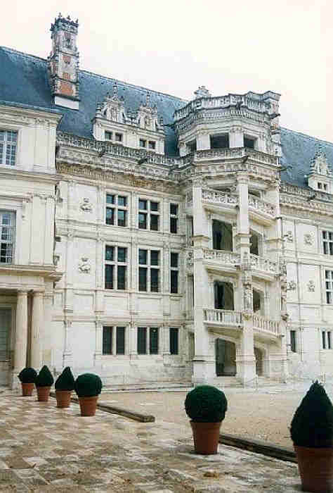 Fa&ccedil;ade int&eacute;rieur  ch&acirc;teau de  Blois, escalier en  h&eacute;lice