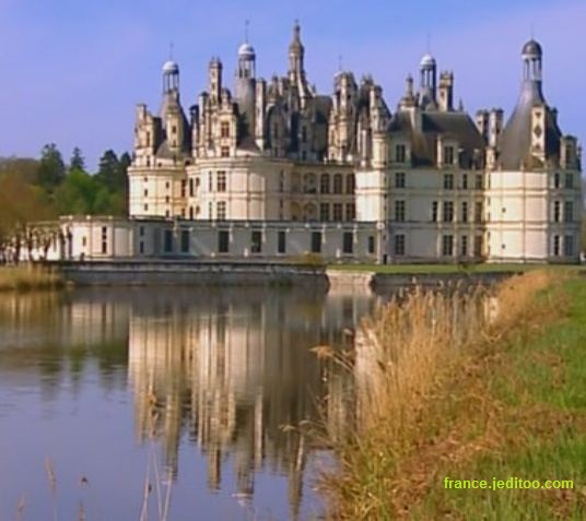 Ch&acirc;teau  Chambord reflets sur l'eau