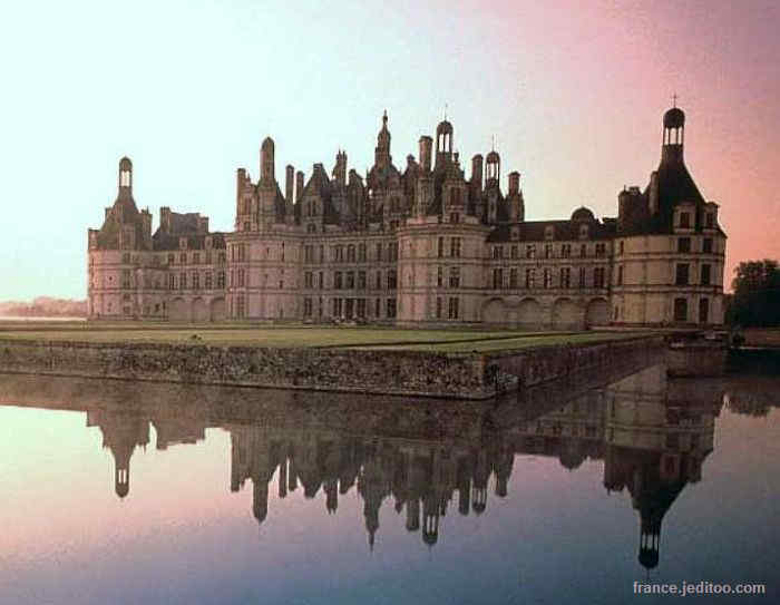Ch&acirc;teau  Chambord  reflections on water	