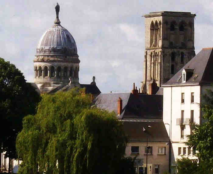 D&ocirc;me  basilique St-Martin et tour Charlemagne &agrave; Tours