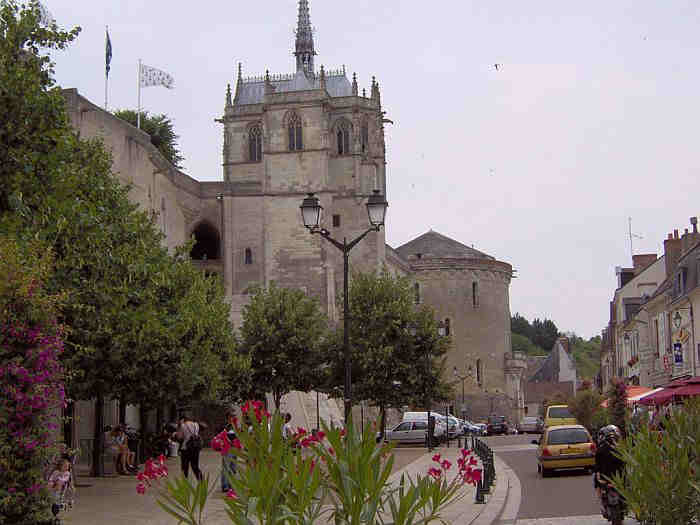 Au pied du ch&acirc;teau, la chapelle St-Hubert