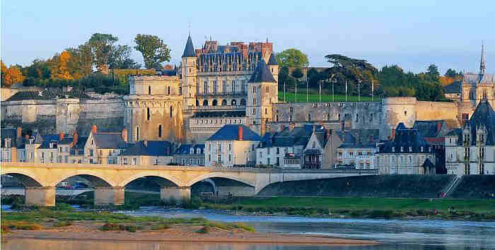 Amboise et le ch&acirc;teau vus de la Loire