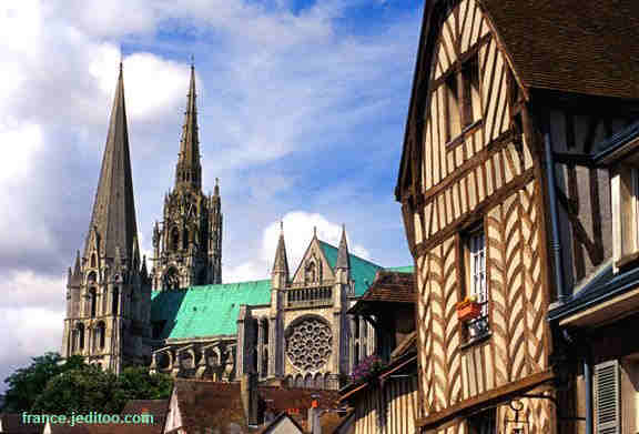 Cath&eacute;drale de Chartres et maison ancienne