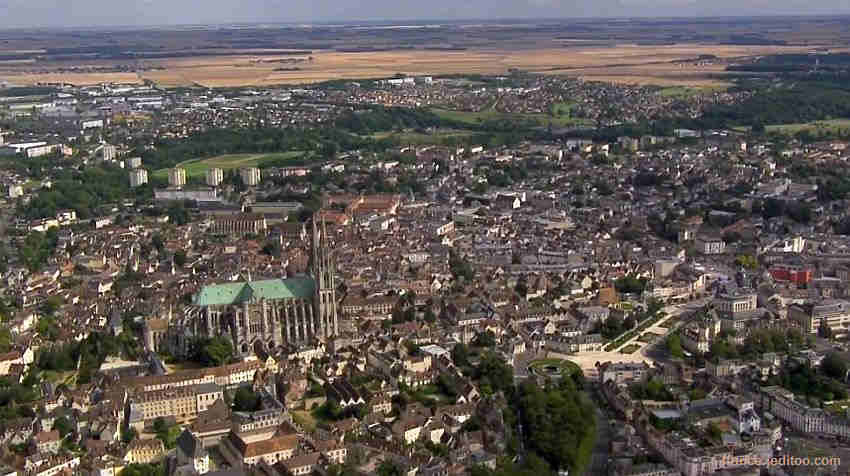 Vue de Chartres et de la cath&eacute;drale