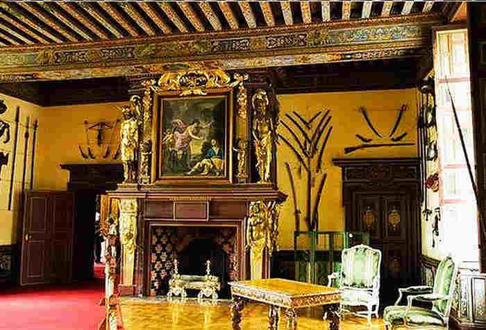 Cheverny salle d'arme, chemin&eacute;e d'Herm&egrave;s