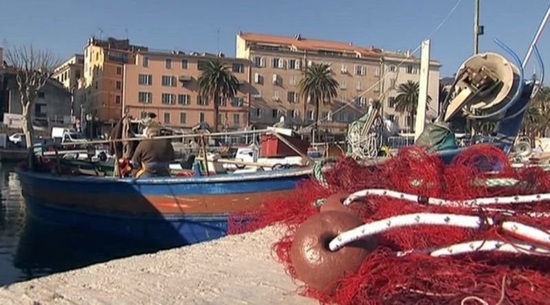 P&ecirc;cheurs dans le port d'Ajaccio