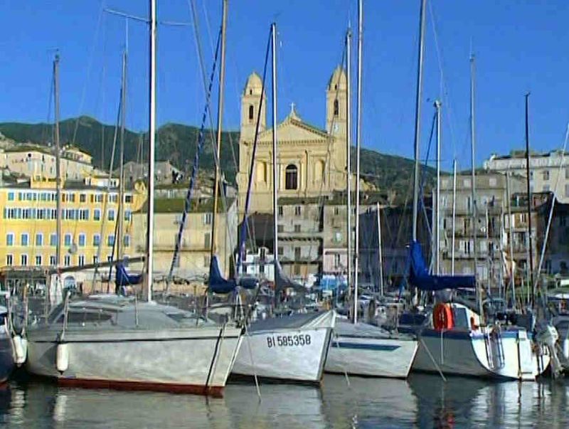Bateaux de plaisance dans le  vieux port de  Bastia, devant la cath&eacute;drale