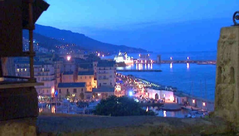 Vue de  Bastia depuis la citadelle, &agrave; la tomb&eacute;e du jour