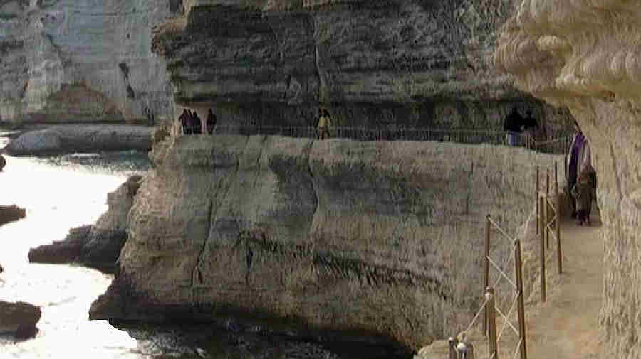 Chemin dans la  falaise de Bonifacio
