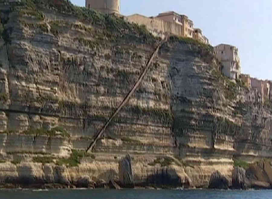 Chemin dans la  falaise de Bonifacio