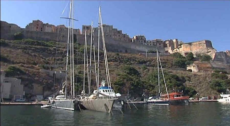 Bateaux de plaisance dans le port de Bonifacio