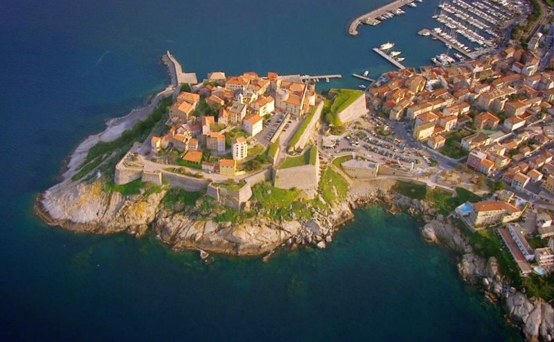 Vue a&eacute;rienne de la citadelle de Calvi