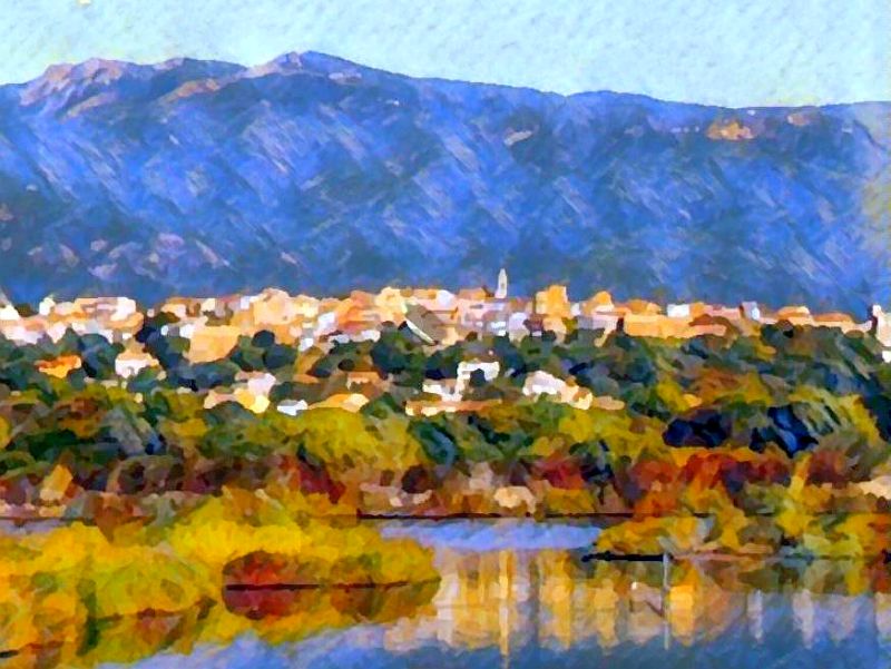 Reflets de Porto Vecchio depuis les marais du Stabiacciu  par Dan Kopel