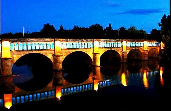 Pont canal sur l'Orb &agrave; B&eacute;ziers, la nuit