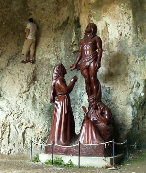 Bugarach :  grotte de Ste-Valdaire et pi&eacute;ta en  bois
