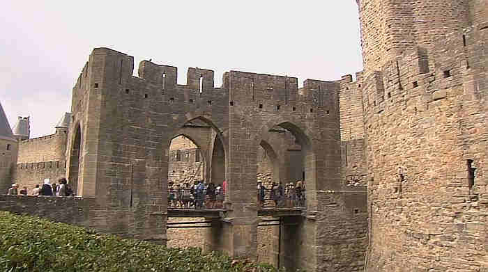 Acc&egrave;s &agrave; la ville haute de Carcassonne