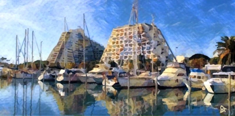 Reflet des pyramides sur le port de  La Grande Motte par Dan Kopel