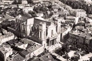  Place des Etats Unis et cathedrale &agrave;  Montauban 