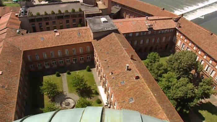 Les  cours de l'h&ocirc;pital de la Grave &agrave; Toulouse
