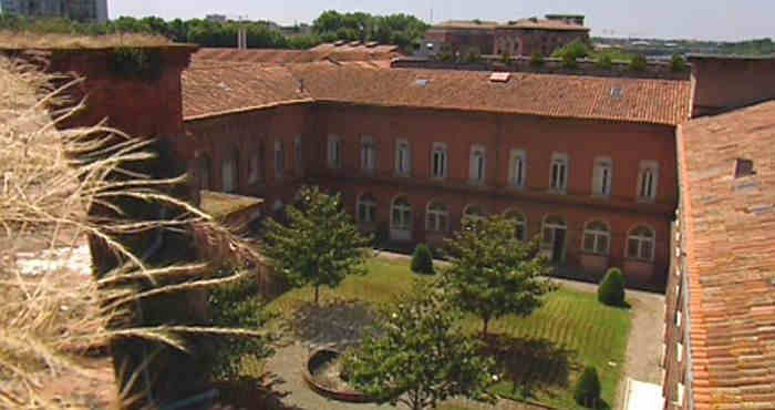 Les  cours de l'h&ocirc;pital de la Grave &agrave; Toulouse
