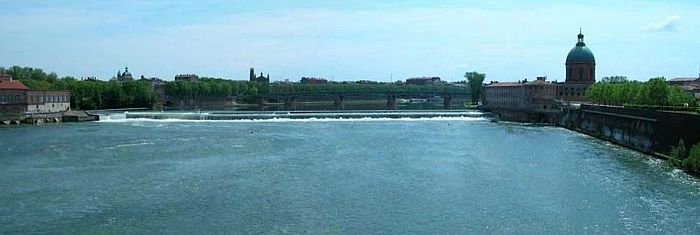 La Garonne &agrave; Toulouse, le Bazacle, le Pont St-Pierre et l'h&ocirc;pital de la Grave