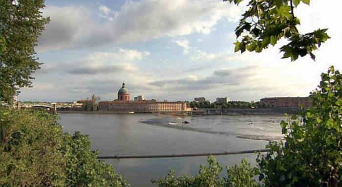 Le Bazacle et la Grave &agrave; Toulouse, vue de la rive  gauche de la Garonne