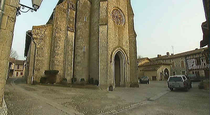 La place du village &agrave; Sarrant