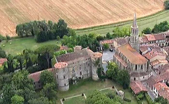 Le ch&acirc;teau et l'&eacute;glise de Loubens-Lauragais