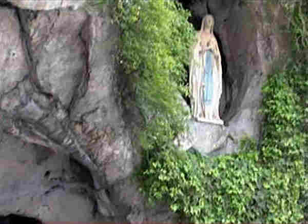 Grotte de Massabielle Lourdes