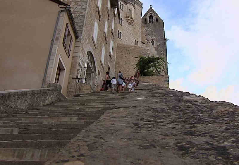 Les 216 marches &agrave; gravir  jusqu'au sanctuaire de Rocamadour