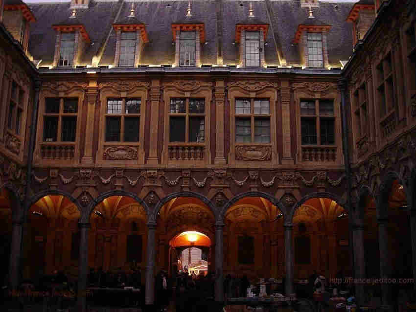 Cour int&eacute;rieur de la  vieille  bourse de Lille