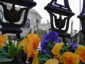 l'entree du casino, vue de c&ocirc;t&eacute;/ The entrance( of the casino seen aside