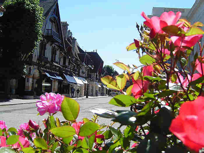 derri&egrave;re le casino de Deauville