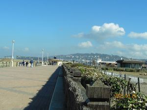bord de mer de Benerville vers Deauville, avec hauteurs de Trouville au fond