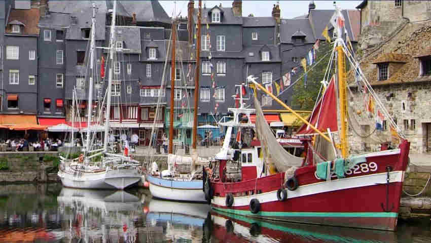 Bateaux de p&egrave;che devant la Capitainerie &agrave; Honfleur