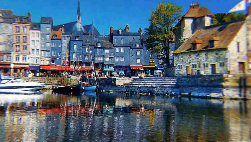 Le bassin et la Capitainerie &agrave; Honfleur