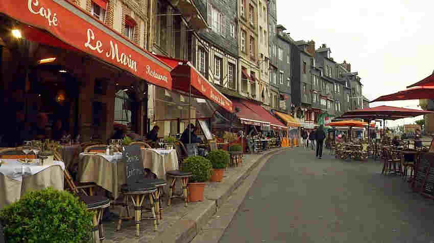 Caf&eacute;s le long des quais &agrave; Honfleur