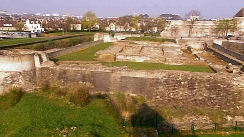 Ch&acirc;teau de Caen, ruine de l'ancienne  tour d'origine